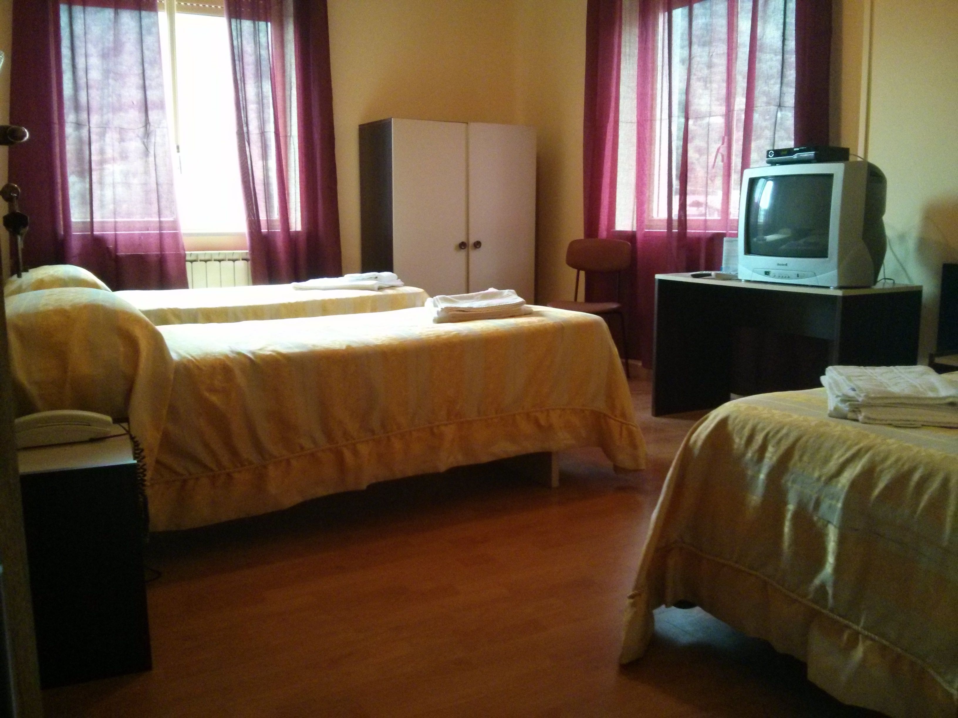 1 bedroom, desk, free wifi, bed sheets