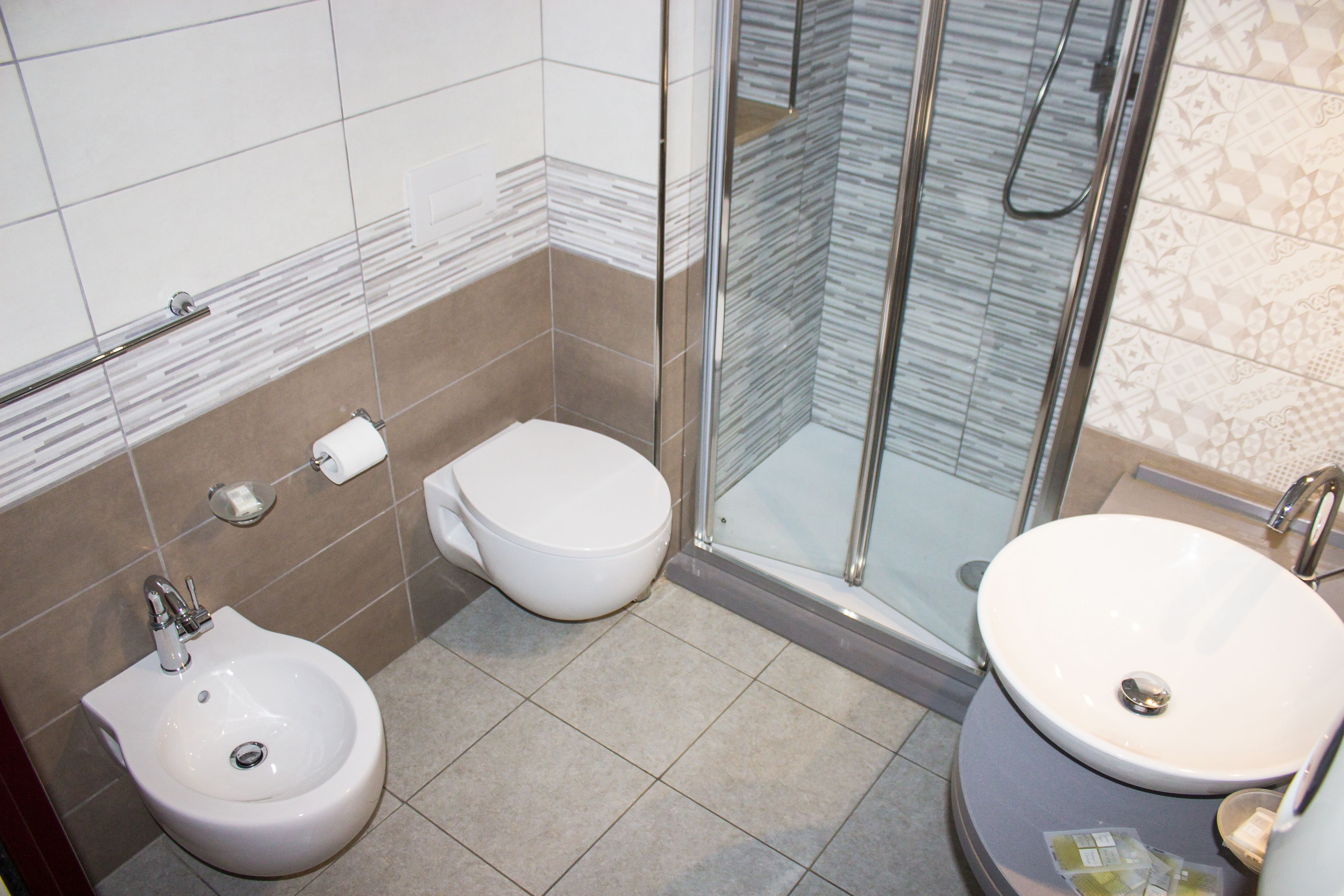 superior double room | bathroom shower