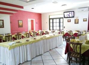 Breakfast, lunch, dinner served; Italian cuisine 