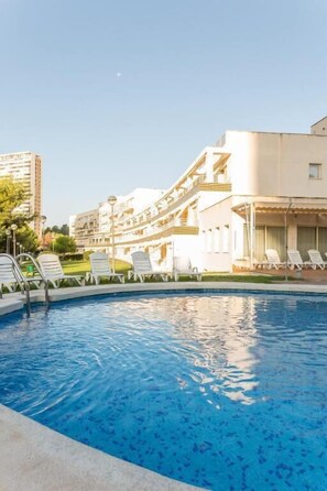 Una piscina techada, una piscina al aire libre