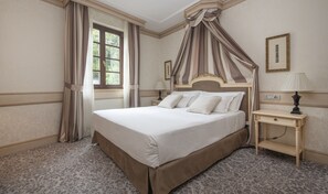 Safe på rommet, skrivebord, blendingsgardiner og lydisolert