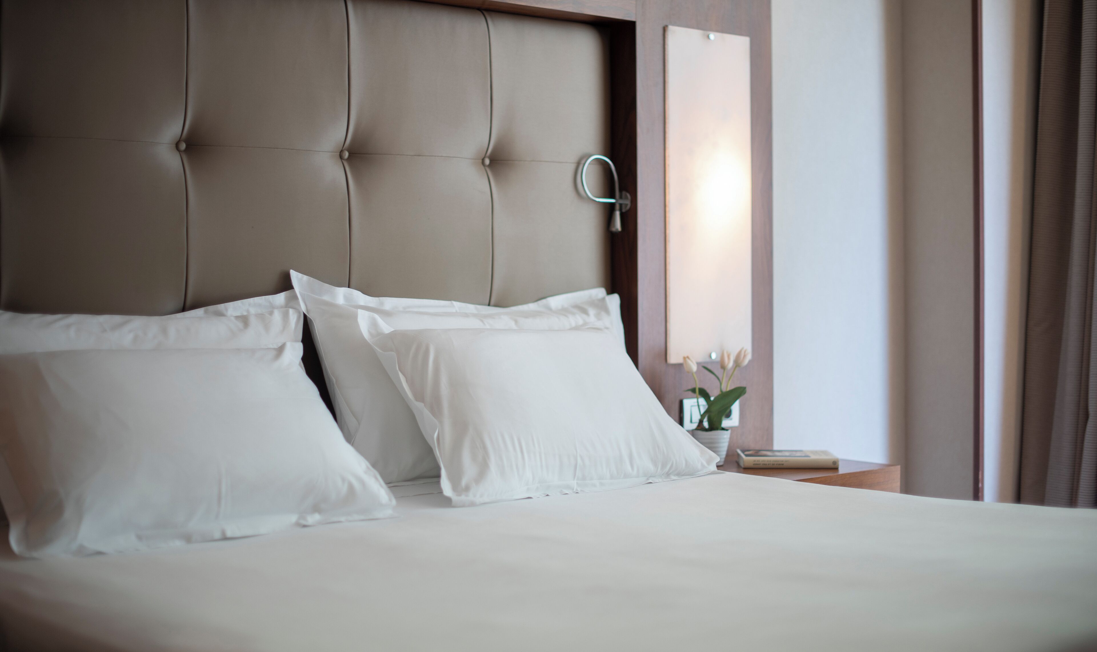 Een kluis op de kamer, een bureau, verduisterende gordijnen