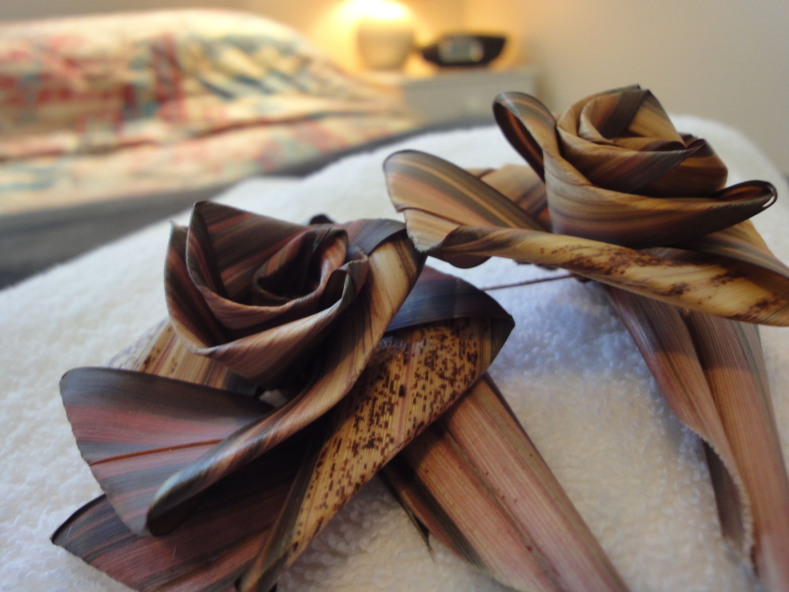 Escritorio, insonorización y tabla de planchar con plancha 