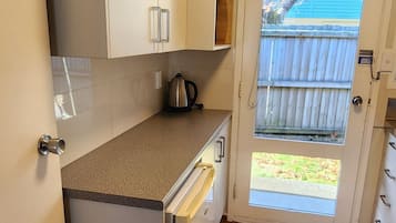 Apartamento standard, 2 quartos | Cozinha privada | Geladeira, micro-ondas, cafeteira/chaleira, chaleira elétrica