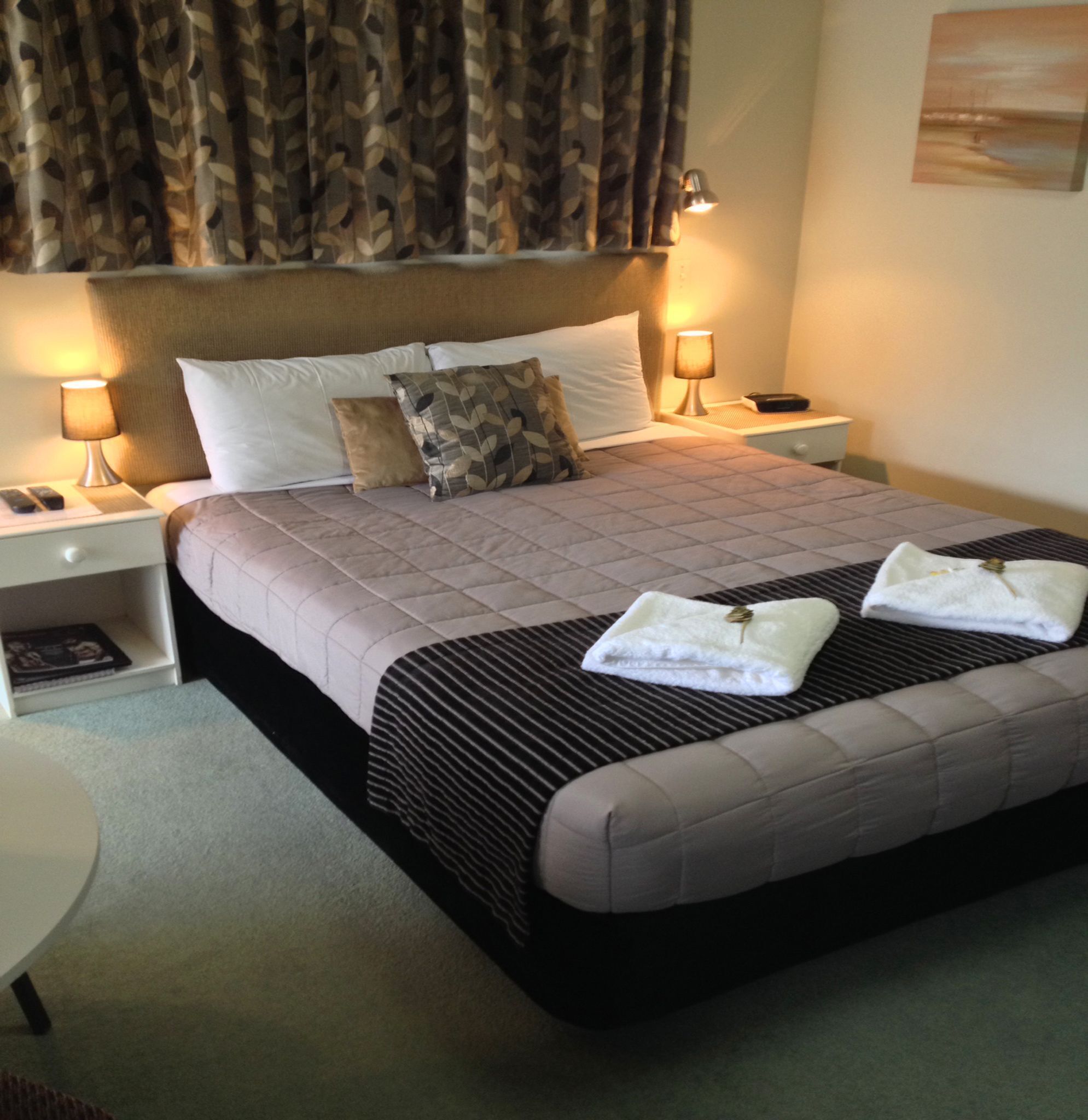 Escritorio, insonorización y tabla de planchar con plancha 