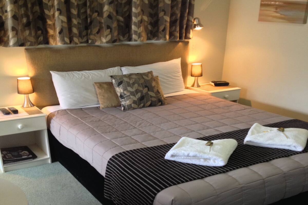 Bàn, phòng cách âm, bàn ủi/dụng cụ ủi quần áo