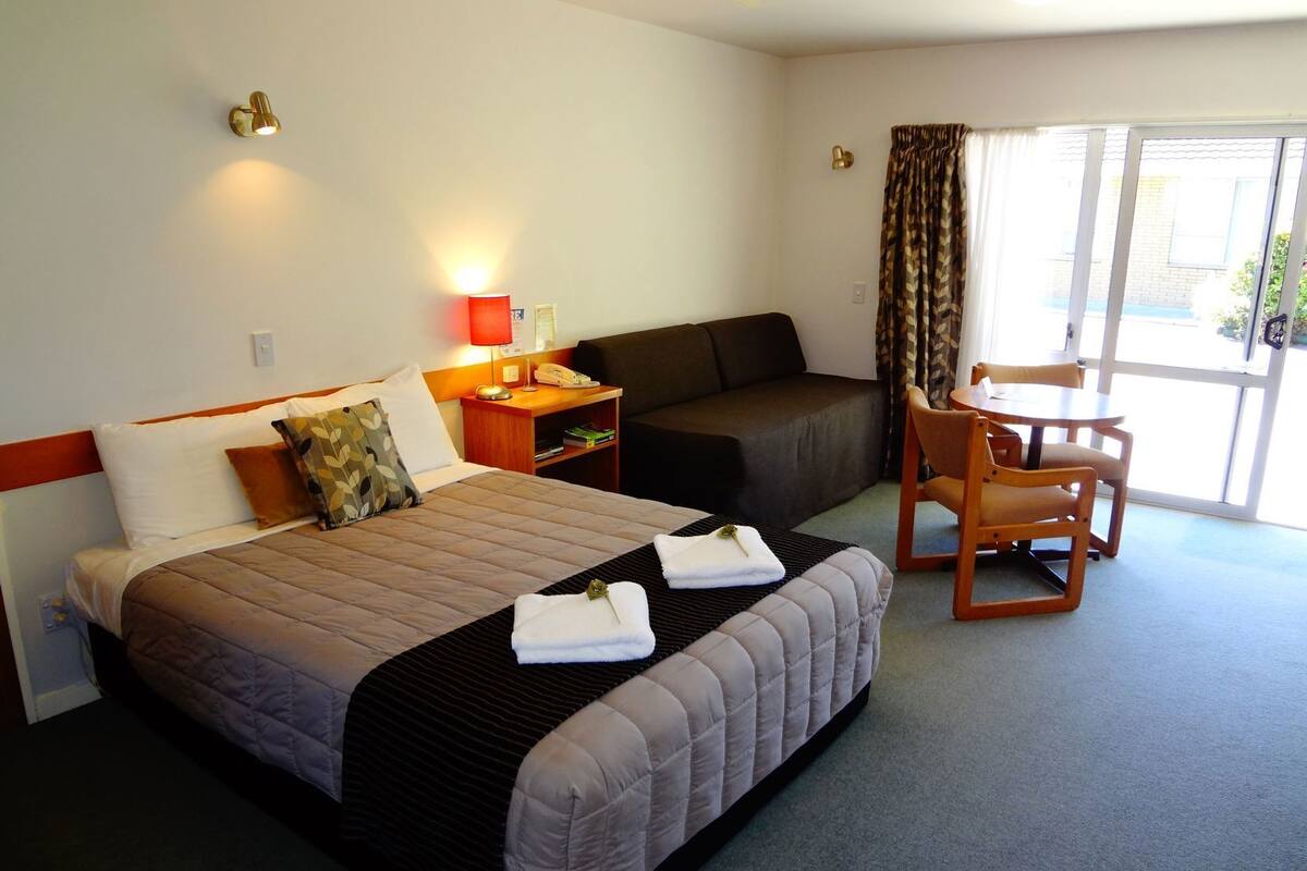 Bàn, phòng cách âm, bàn ủi/dụng cụ ủi quần áo