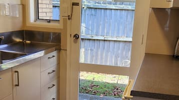 Apartamento standard, 2 quartos | Cozinha privada | Geladeira, micro-ondas, cafeteira/chaleira, chaleira elétrica