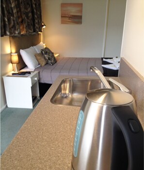 Standard Studio | Private kitchenette | Fridge, microwave, coffee/tea maker, electric kettle - Aalton Motel (Christchurch)