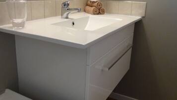 Dusche, kostenlose Toilettenartikel, Haartrockner, Handtücher