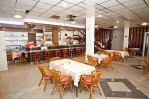 2 restaurants, breakfast, lunch, dinner served; Mediterranean cuisine  - Hotel Adria (Malinska-Dubasnica)