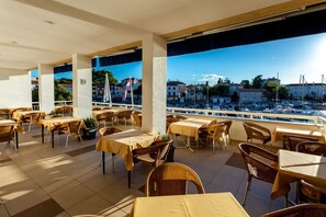 Hi ha 2 restaurants amb plats de cuina mediterrània