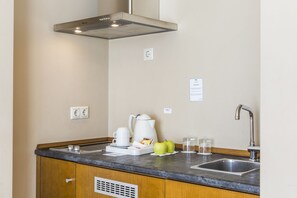 Habitación superior con 2 camas individuales | Cocina privada | Cafetera y tetera 