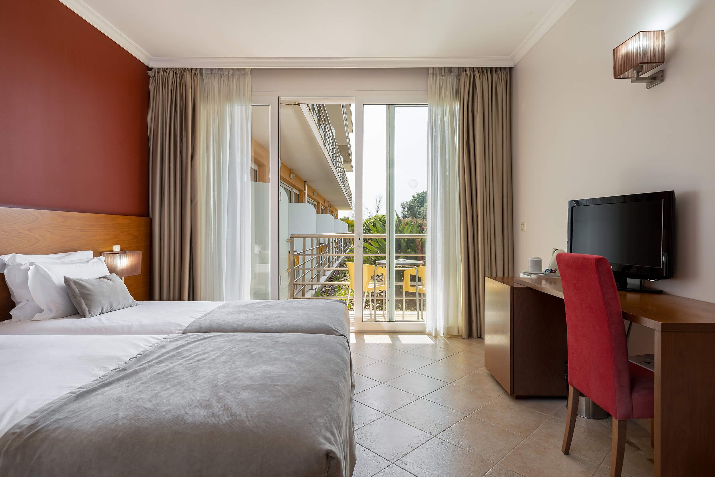 Frigobar, cofres nos quartos, escrivaninha, Wi-Fi de cortesia