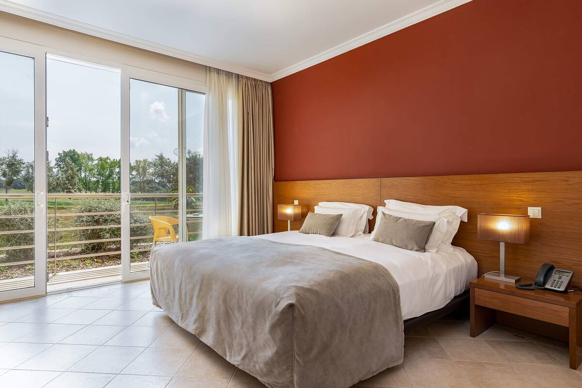 Minibar, in-room safe, desk, WiFi (free)