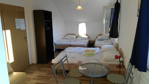 Familie appartement, Meerdere bedden, uitzicht op de binnenplaats | Italiaanse Frette-lakens, een strijkplank/strijkijzer, gratis wifi