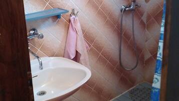 Ensemble douche/baignoire, articles de toilette gratuits, sèche-cheveux