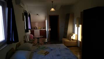 Apartemen Keluarga, Beberapa Tempat Tidur, pemandangan halaman | Seprai Frette Italia, setrika/meja setrika, dan Wi-Fi gratis