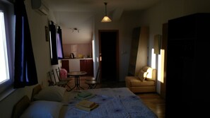 Familie appartement, Meerdere bedden, uitzicht op de binnenplaats | Italiaanse Frette-lakens, een strijkplank/strijkijzer, gratis wifi