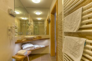 Chambre double | Salle de bain | Douche, séchoir à cheveux, serviettes fournies