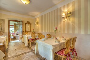 Se sirven cenas y cocina internacional, con vista al jardín