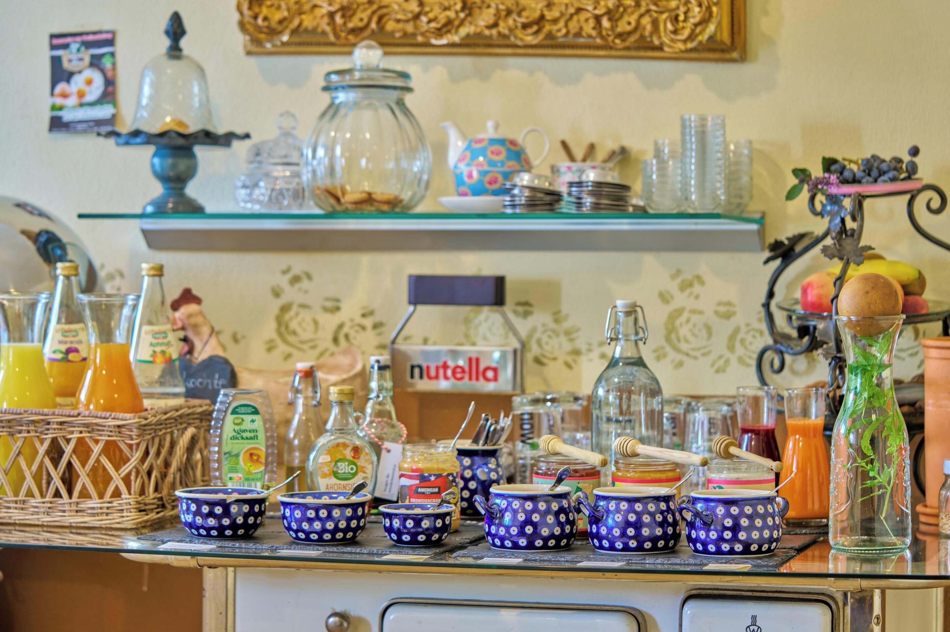 Un buffet pour le petit-déjeuner proposant une variété d’aliments, de condiments et d’ustensiles de cuisine.