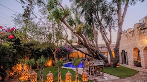 A courtyard with a pool, outdoor seating, and decorative lanterns. - Riad Dar Etto (Essaouira)
