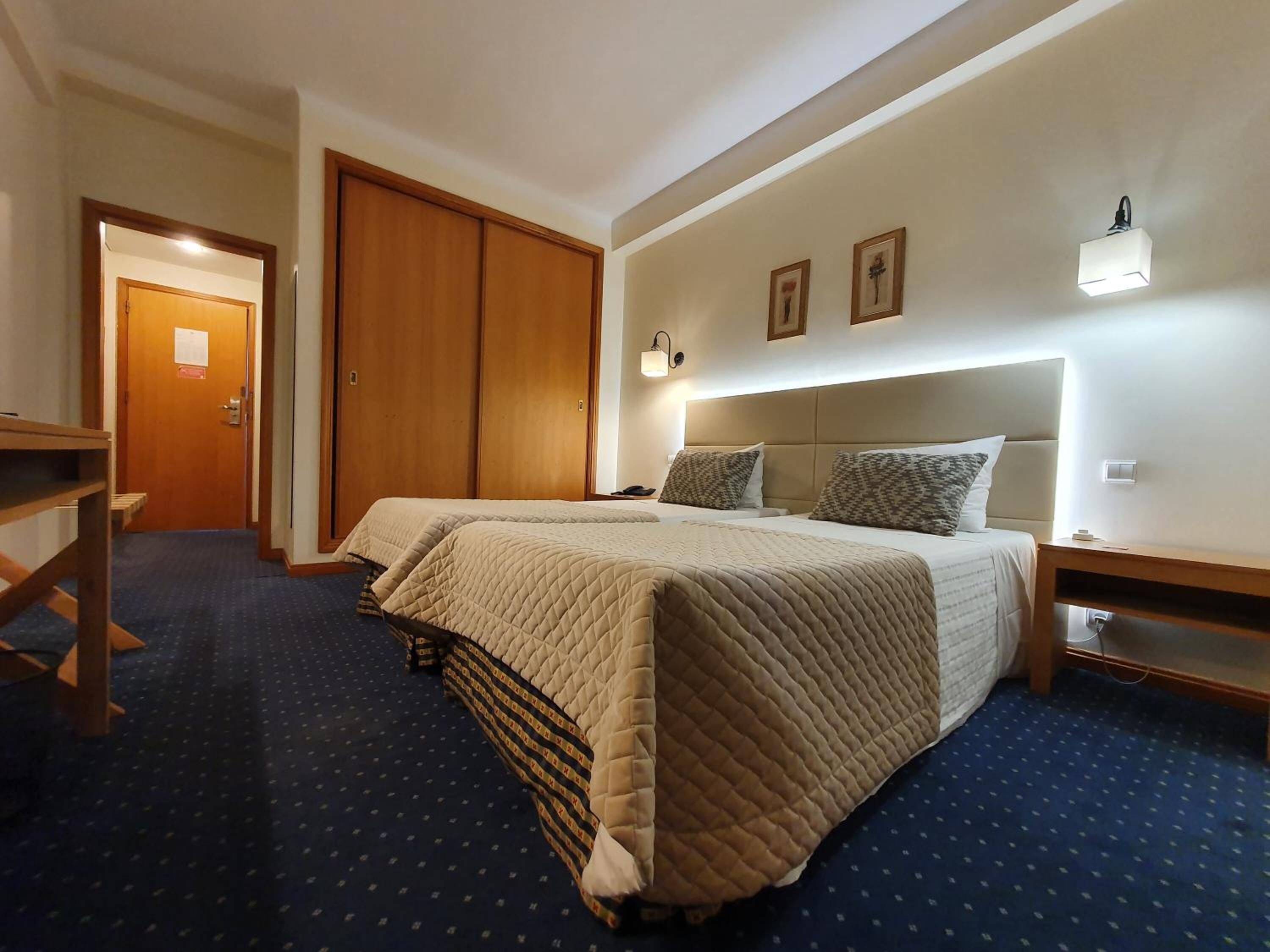 in-room safe, desk, laptop workspace, blackout curtains