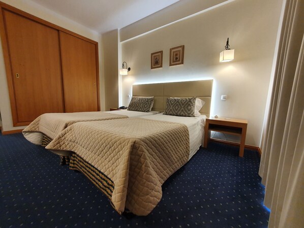 Caja fuerte, escritorio, espacio para trabajar con un portátil