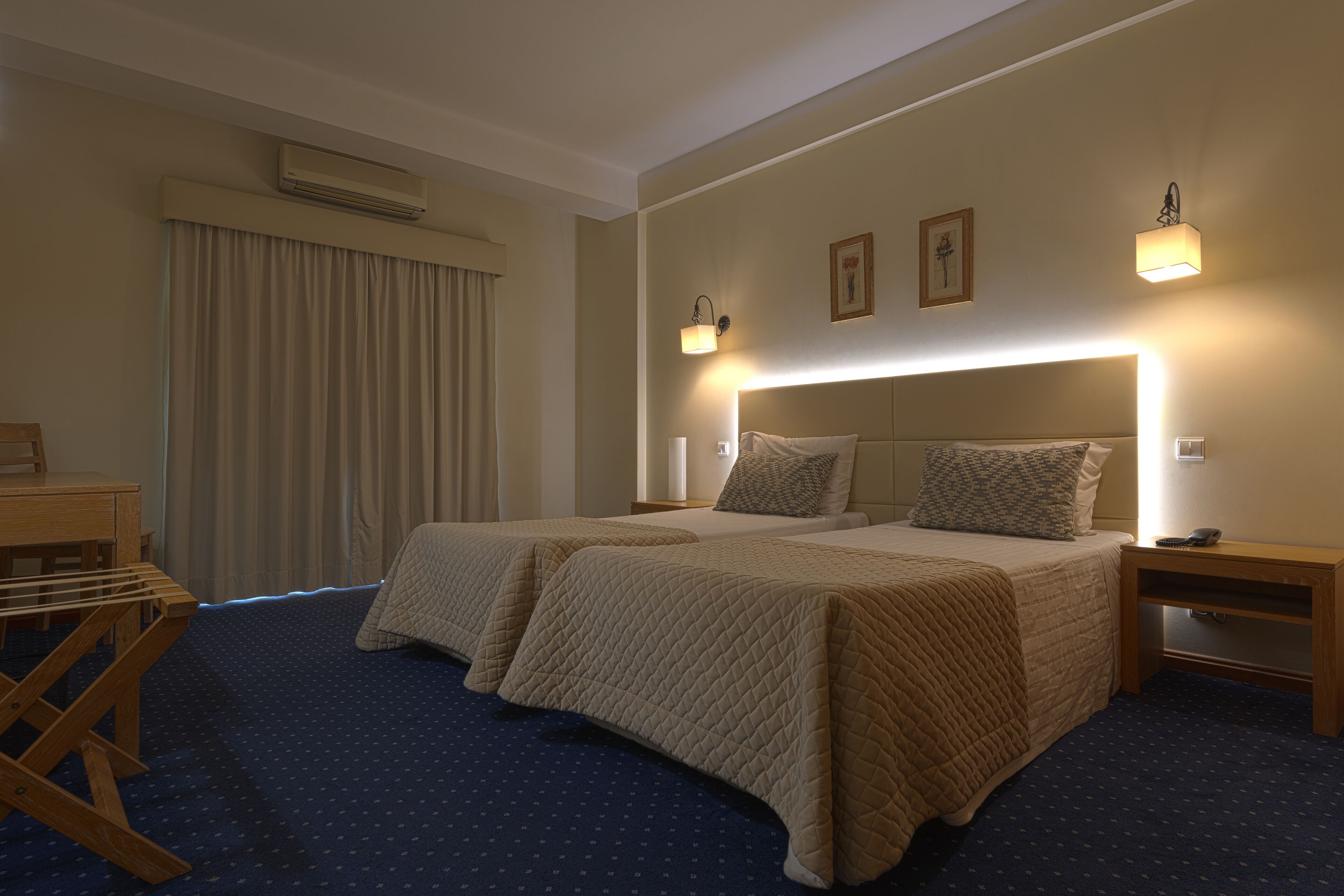 in-room safe, desk, laptop workspace, blackout curtains