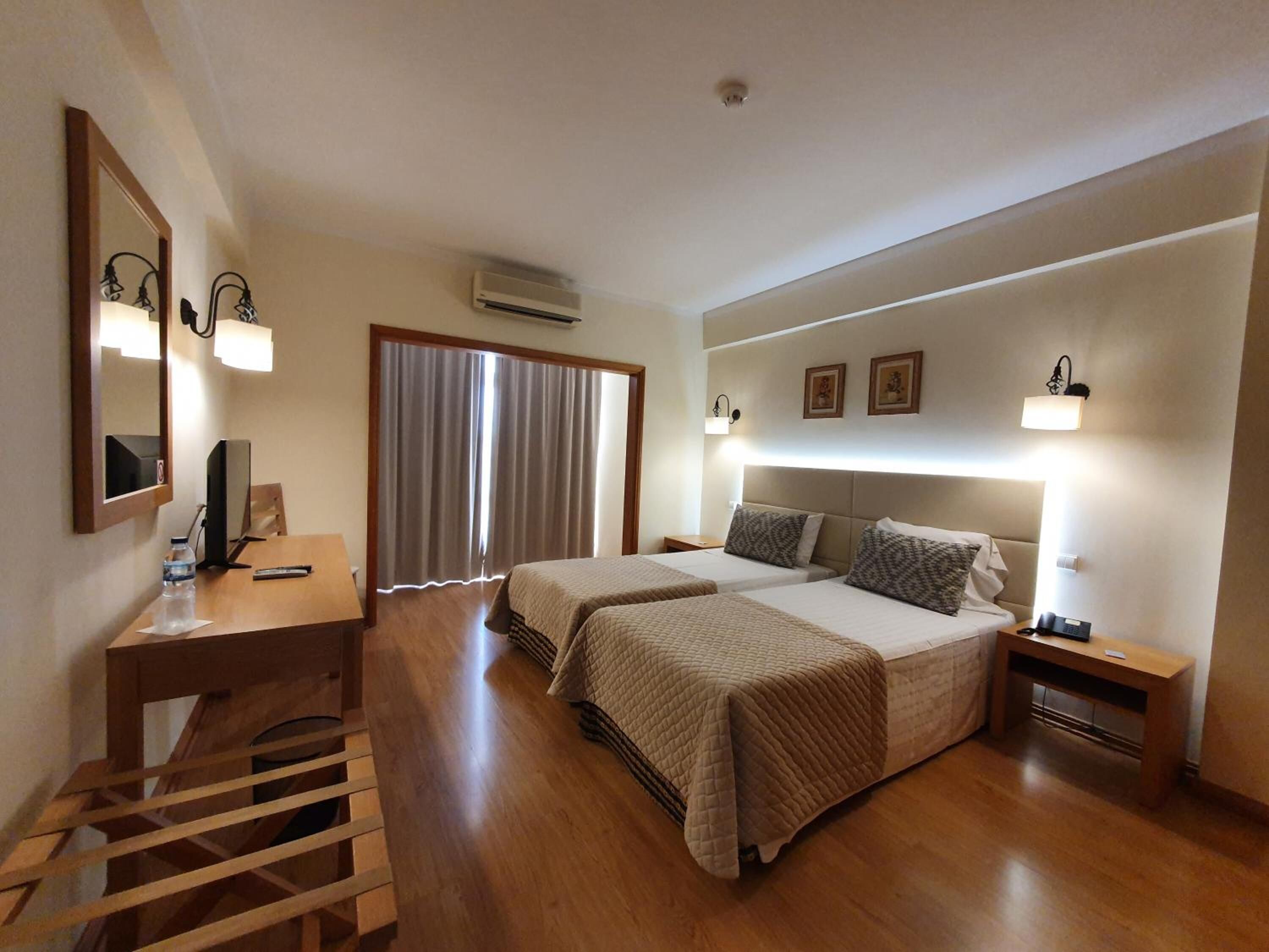 in-room safe, desk, laptop workspace, blackout curtains