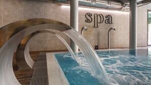 A spa pool with a metal arch structure, a tiled floor, and a sign that reads "Spa". - ARTIEM Asturias (Villaviciosa)