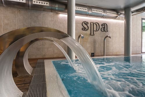 Couples treatment room(s), sauna, hot tub, steam room, body treatments