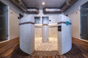 Couples treatment room(s), sauna, hot tub, steam room, body treatments