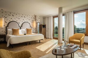 Minibar, coffres-forts dans les chambres, bureau, rideaux occultants