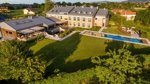 A large estate with a swimming pool, multiple buildings, and a well-maintained lawn. - ARTIEM Asturias (Villaviciosa)