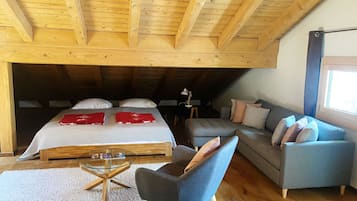 Room | In-room safe, desk, free WiFi