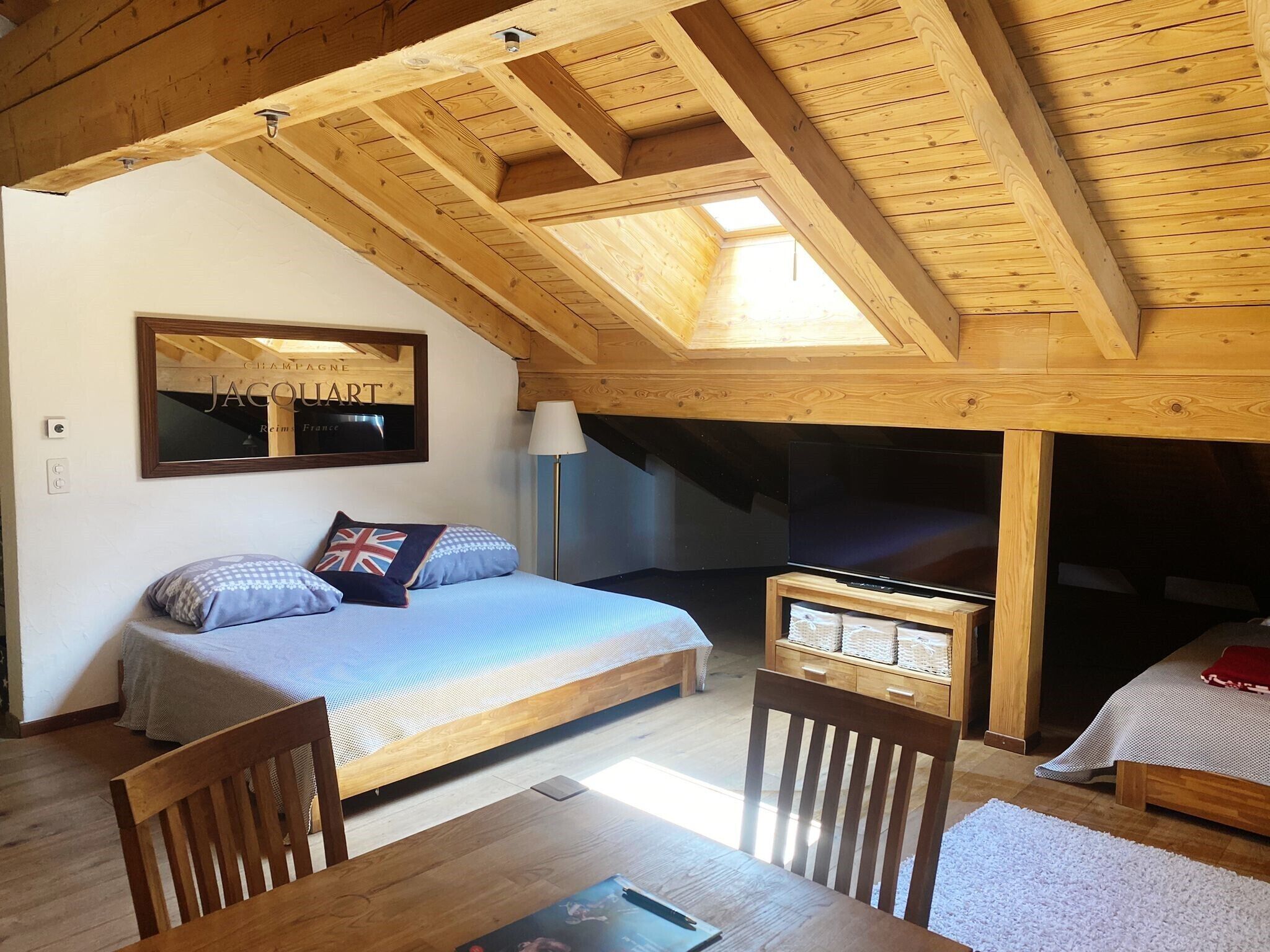 Room | In-room safe, desk, free WiFi