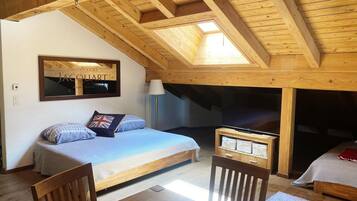 Room | In-room safe, desk, free WiFi