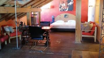 Room | In-room safe, desk, free WiFi