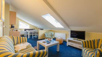 Apartment, 1 Schlafzimmer | Wohnzimmer | 32-Zoll-Flachbildfernseher mit Kabelempfang, Fernseher