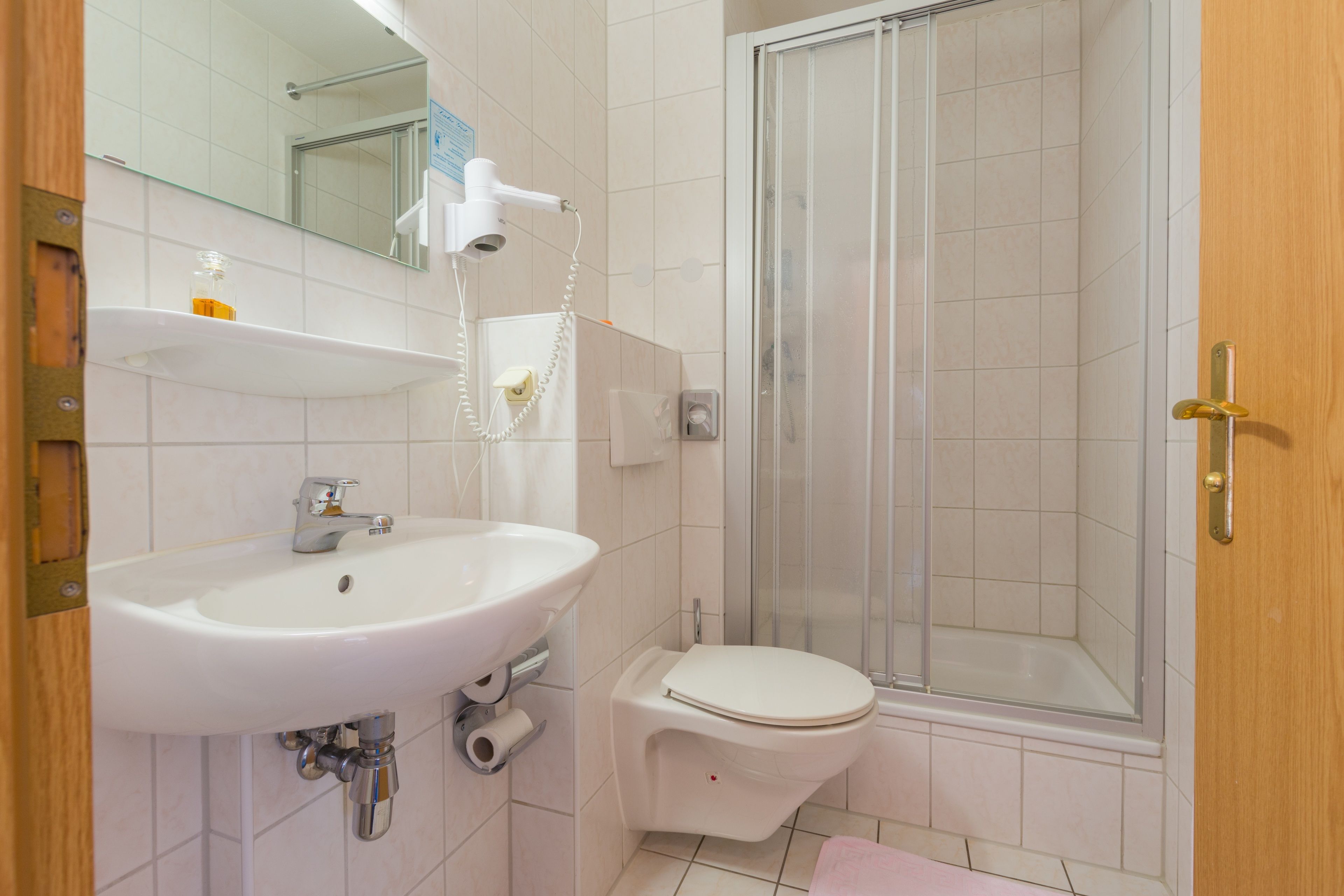 shower, free toiletries, hair dryer, towels