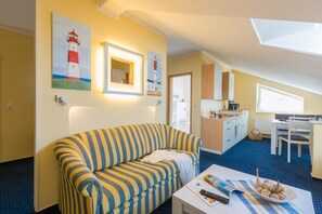 Apartamento, 1 quarto | Sala de estar | TV de tela plana 32 polegadas com canais a cabo, TV