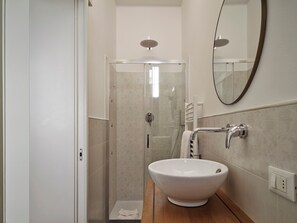 Double Room (small) | Bathroom | Shower, free toiletries, hair dryer, towels - La Residenza dell'Orafo (Florence)