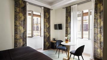 Habitación doble | Minibar, caja de seguridad en la habitación y escritorio