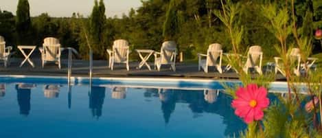 Piscine extérieure (ouverte en saison), chaises longues