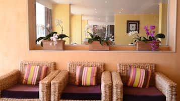 Coin salon dans le hall