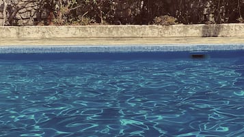 Piscina externa, espreguiçadeiras