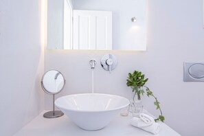 Dusj, regndusjhode, designertoalettartikler og hårføner