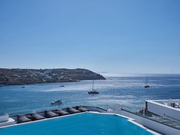 Seasonal outdoor pool, free cabanas, sun loungers